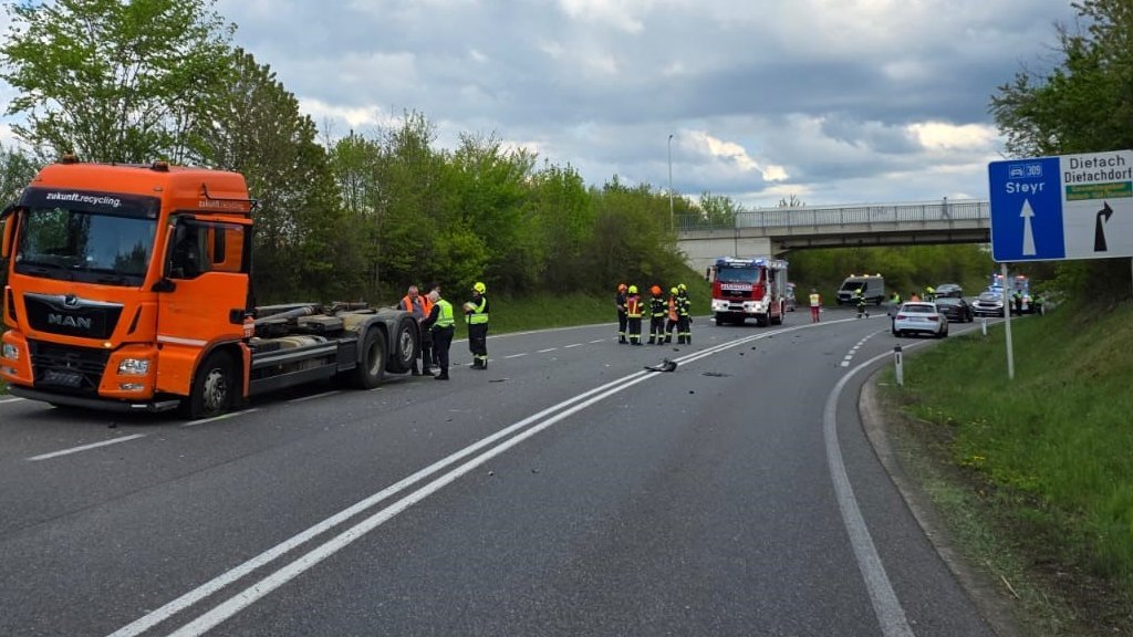 Verkehrsunfall LKW-PKW auf der B 309 - FF Dietach