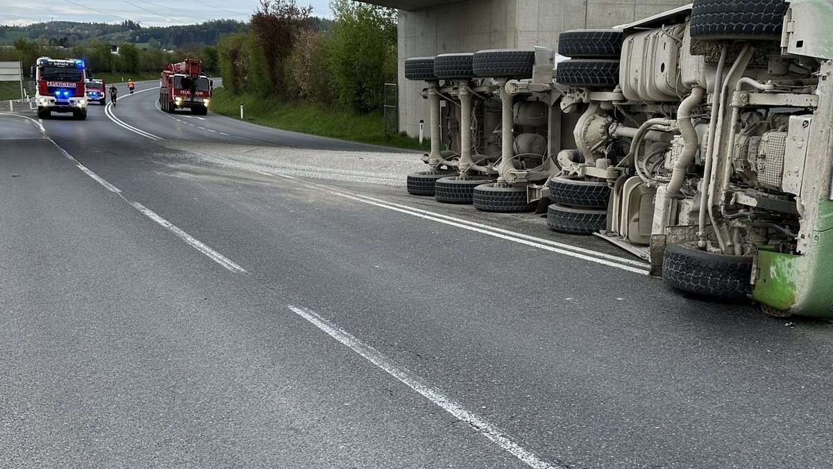 LKW auf der B 309 umgestürzt - FF Dietach